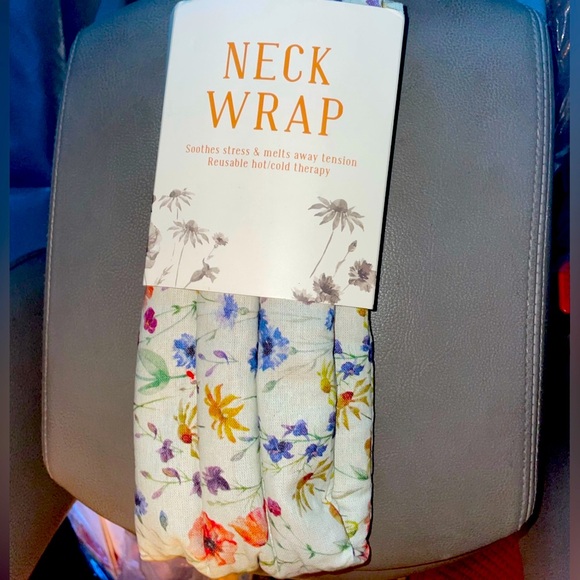 NWT Floral Neck Wrap weighted - Picture 1 of 2